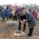 Bencsik János és Gergely István elhelyezi az időkapszulát az alapkőbe