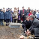 Bencsik János és Gergely István elhelyezi az időkapszulát az alapkőbe