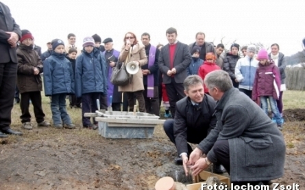 Bencsik János és Gergely István elhelyezi az időkapszulát az alapkőbe